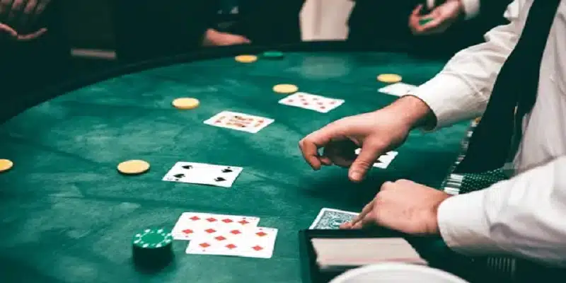 Dealer sẽ chia bài cho người chơi qua các vòng 